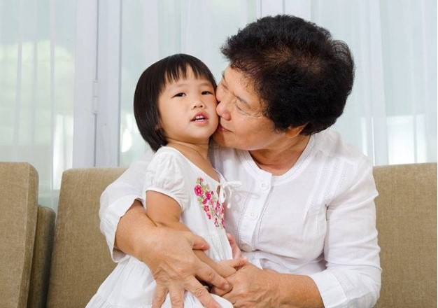 10 năm chăm cháu nội không lấy 1 đồng công, lúc cháu lớn khôn tôi phải xách quần áo về quê trong nước mắt