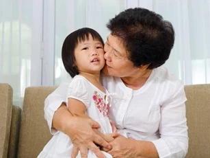10 năm chăm cháu nội không lấy 1 đồng công, lúc cháu lớn khôn tôi phải xách quần áo về quê trong nước mắt
