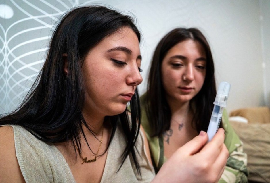 Tình cờ gặp người giống hệt ngoài đời, 2 cô gái phát hiện bí mật sốc