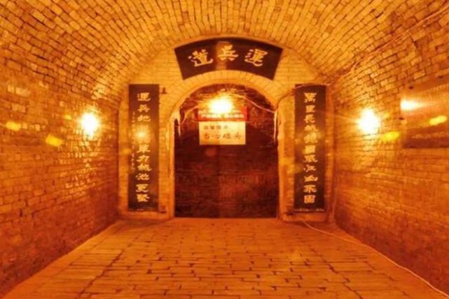 &#x27;Tr&#x1B0;&#x1EDD;ng th&#xE0;nh d&#x1B0;&#x1EDB;i l&#xF2;ng &#x111;&#x1EA5;t&#x27; d&#xE0;i h&#x1A1;n 8.000m t&#x1EEB;ng l&#xE0; c&#xF4;ng tr&#xEC;nh qu&#xE2;n s&#x1EF1; tr&#x1ECD;ng y&#x1EBF;u, &#x111;&#x1B0;&#x1EE3;c x&#xE2;y d&#x1EF1;ng t&#x1EEB; th&#x1EDD;i Tam Qu&#x1ED1;c nh&#x1B0;ng m&#xE3;i &#x111;&#x1EBF;n th&#x1EBF; k&#x1EF7; 20 m&#x1EDB;i &#x111;&#x1B0;&#x1EE3;c ph&#xE1;t hi&#x1EC7;n