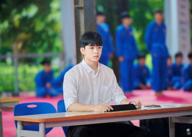 Danh tính thầy giáo như "xé truyện" bước ra, ngồi yên 1 chỗ chấm thi cũng gây bão