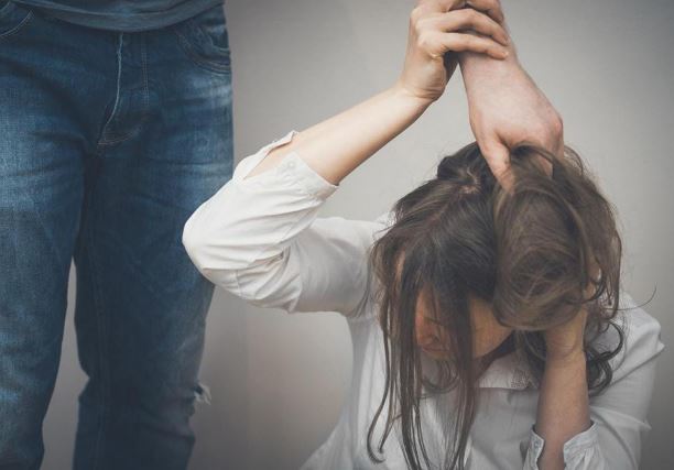 Về nhà bạn trai chơi, cô gái choáng váng khi được hàng xóm tiết lộ sự thật động trời, liền "bỏ của chạy lấy người"