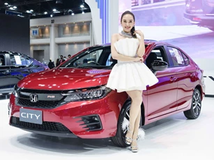 Mê đắm trước nhan sắc người mẫu bên xe Honda City