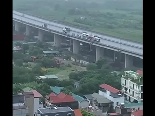 Nhìn lại những khoảnh khắc ấm áp tình người giữa cơn bão số 3