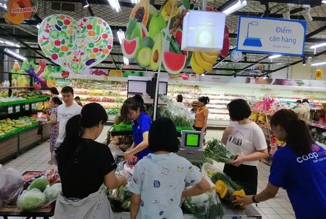 Các siêu thị mở cửa sớm cung cấp nước uống, sạc điện thoại miễn phí cho người dân sau bão