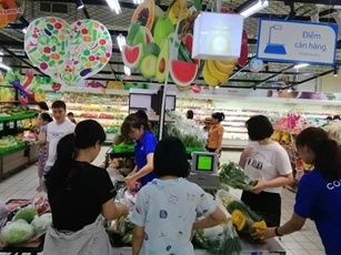 Các siêu thị mở cửa sớm cung cấp nước uống, sạc điện thoại miễn phí cho người dân sau bão