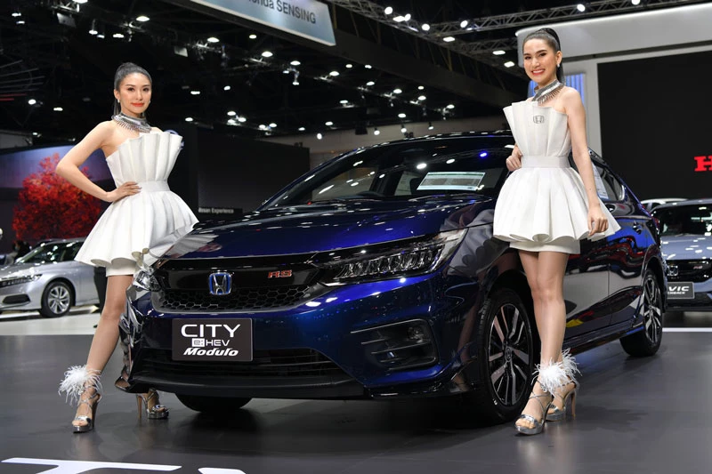 2 người mẫu và Honda City.