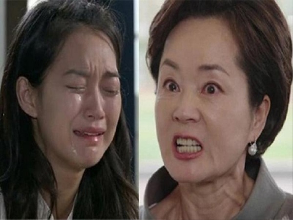 Thấy vợ nhốt mẹ vào phòng rồi khóa cửa mặc cho bà khóc van xin, tôi điên tiết đến tát vợ mấy cái, nhưng vừa mở cửa ra thì lại ‘đứng tim’ khi thấy cảnh này