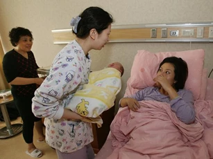 Đang cuống cuồng đưa vợ đi đẻ, chồng lặng người khi biết sự thật đau lòng trong bức thư vợ dúi vào tay bác sĩ