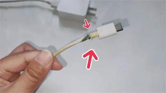 Nếu cáp sạc điện thoại di động bị bong tróc, đừng vứt bỏ, dưới đây là cách sửa giúp nó hoạt động còn tốt hơn mới