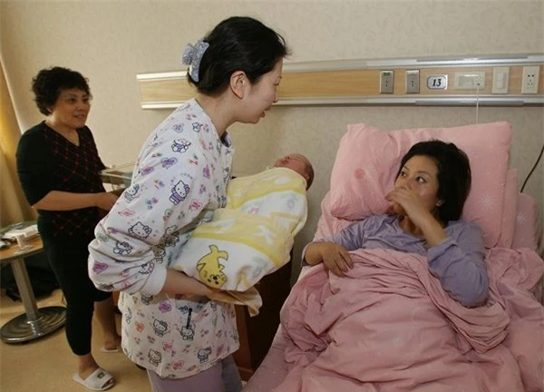 Đang cuống cuồng đưa vợ đi đẻ, chồng lặng người khi biết sự thật đau lòng trong bức thư vợ dúi vào tay bác sĩ - Ảnh 1 Đang cuống cuồng đưa vợ đi đẻ, chồng lặng người khi biết sự thật đau lòng trong bức thư vợ dúi vào tay bác sĩ - Ảnh 1