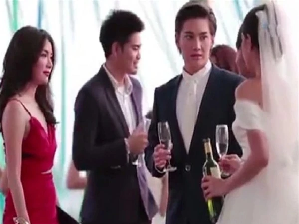 Diện bộ váy gợi cảm đến ăn cưới người yêu cũ, tôi ngớ người khi cô dâu ghé vào tai tôi nói câu này - Ảnh 1