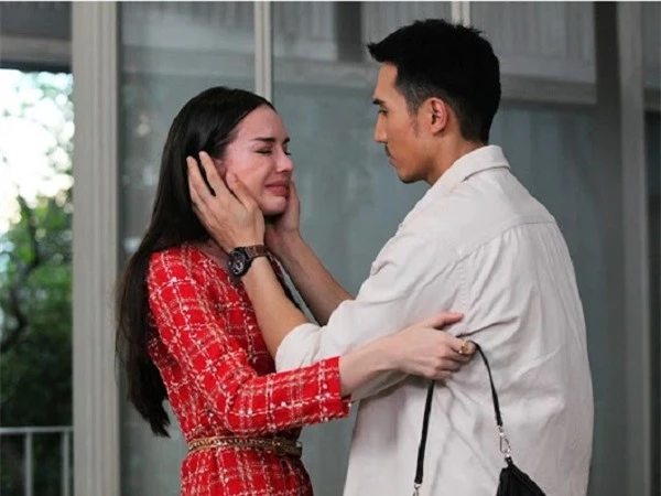 Gặp người cũ của chồng tôi liền sải bước theo sau, nào ngờ lại khiến tôi ‘tái mặt’ khi nhìn thấy người đi cạnh cô ấy - Ảnh 1