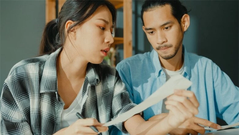 Phát hiện lọ thuốc lạ trong nhà vệ sinh, người vợ sững sờ khi biết bí mật của chồng - 2