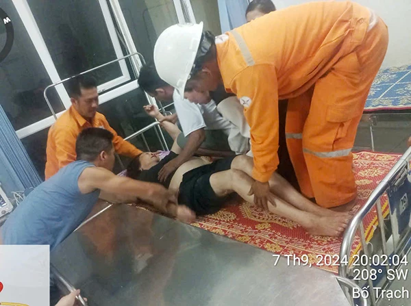Nhóm công nhân Điện lực Bố Trạch hỗ trợ đưa bà Chiến đến phòng khám đa khoa khu vực Xuân Sơn để cấp cứu. Nhóm công nhân Điện lực Bố Trạch hỗ trợ đưa bà Chiến đến phòng khám đa khoa khu vực Xuân Sơn để cấp cứu.