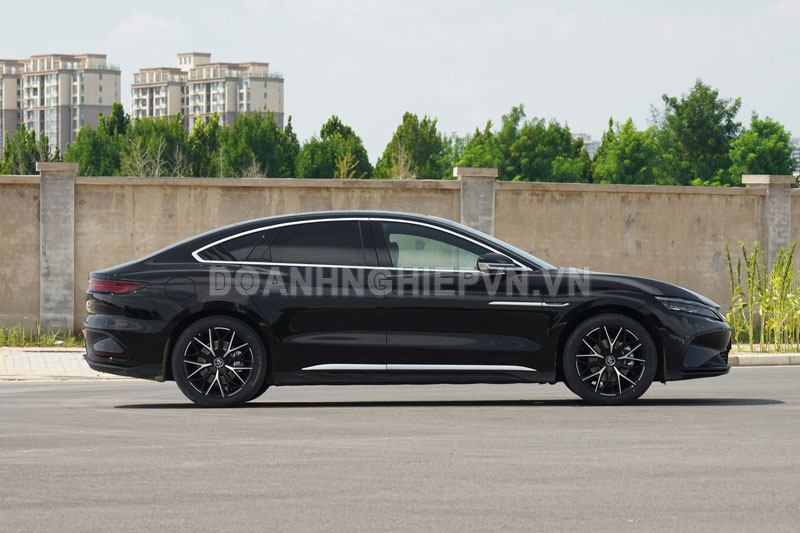 Xe sedan dài hơn 4,9 mét, công suất 272 mã lực, siêu tiết kiệm xăng, giá 540 triệu đồng