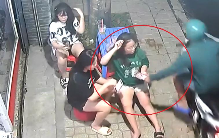 CLIP: Thanh niên đi xe máy lên vỉa hè giật điện thoại của bé gái và cái kết khiến ai cũng hả dạ