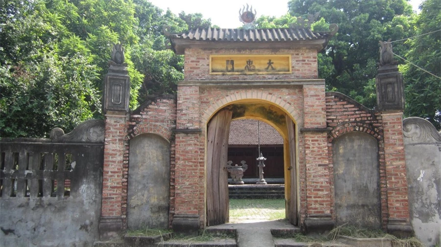 Cổng vào miếu Đại Trung.