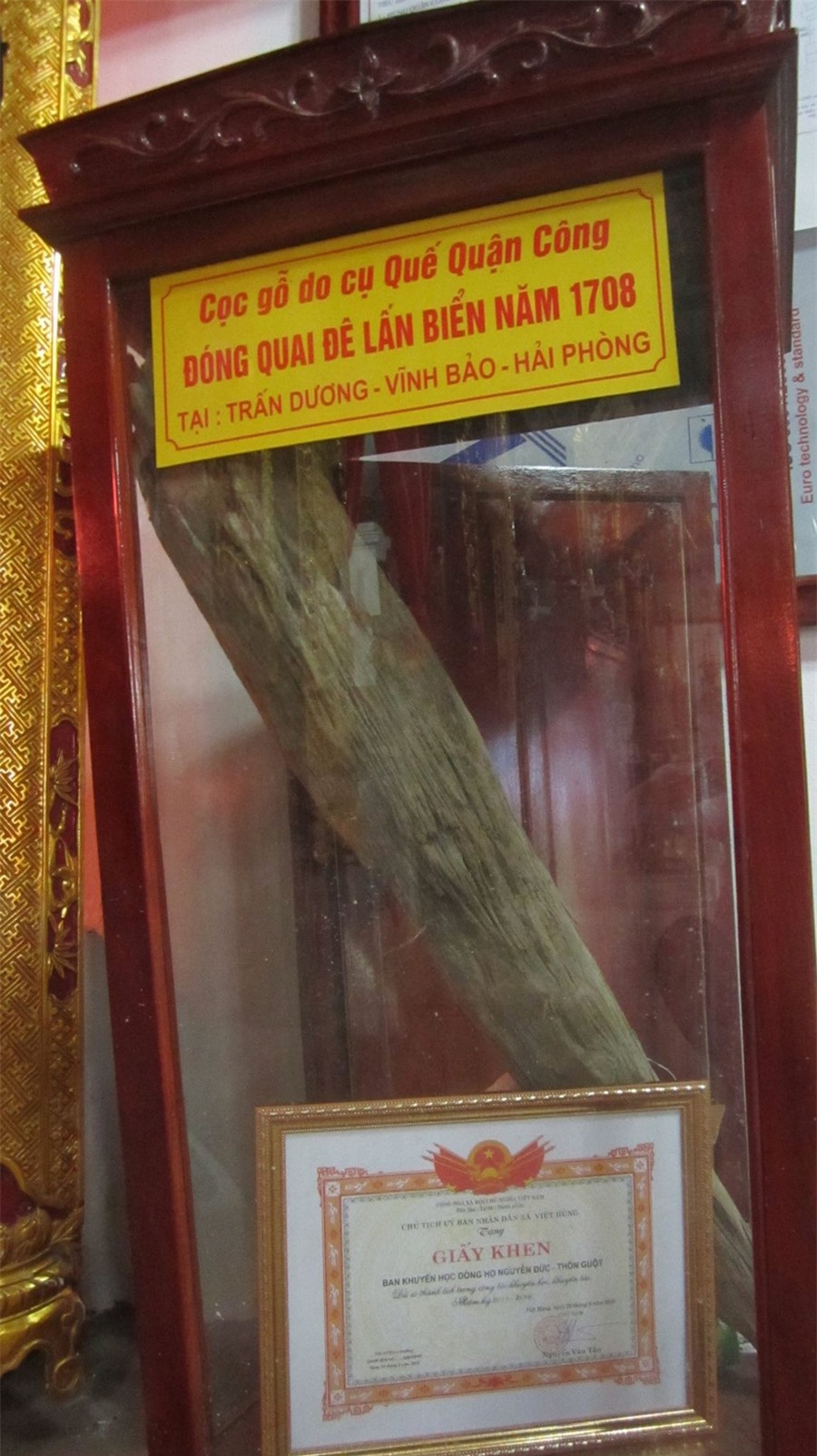 Di vật cọc gỗ của Quế Quận công vẫn được lưu giữ. dong ho co nhieu quan cong nhat viet nam (4).jpg