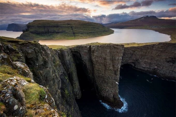 Leitisvatn đã trở thành một điểm đến không thể bỏ lỡ tại quần đảo Faroe. Ảnh: The Chart & Map Shop