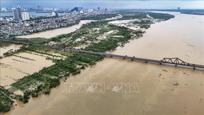 Nước sông Hồng dâng nhanh, nhiều vùng ven sông ở Hà Nội ngập nặng
