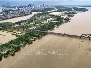 Nước sông Hồng dâng nhanh, nhiều vùng ven sông ở Hà Nội ngập nặng