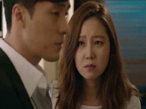 Con ốm khóc cả đêm, tôi ôm ra ban công dỗ thì nghe cuộc nói chuyện điện thoại của chồng và một người phụ nữ, một bí mật động trời được hé lộ