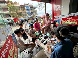 Hàng loạt điểm sạc điện thoại miễn phí hỗ trợ người dân vùng bão Yagi