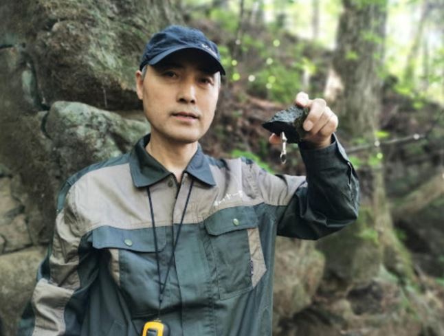 Lão nông phát hiện 'hắc thạch', chuyên gia phong tỏa ngôi làng: Kho báu khổng lồ trị giá hơn 347.000 tỷ đồng được khai quật nhờ công nghệ cao