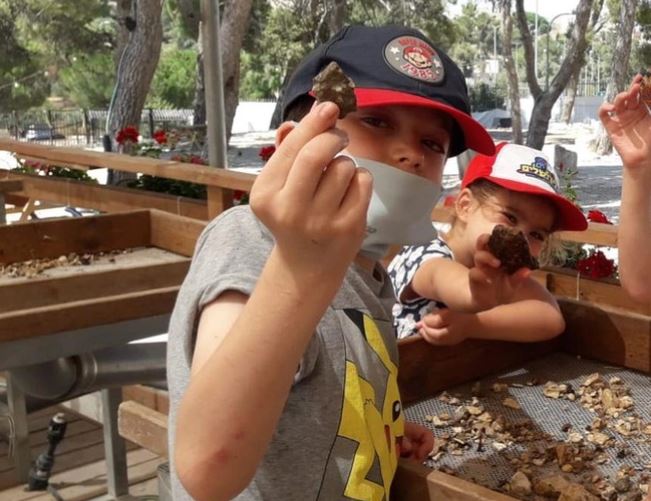 Cậu bé 9 tuổi phát hiện 'kho báu' bằng vàng có tuổi đời 3.000 năm