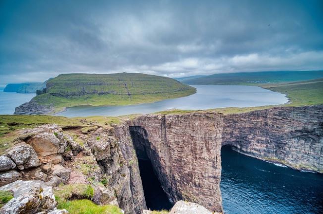 Hồ nước ngọt 'siêu thực' lửng lơ giữa trời và biển