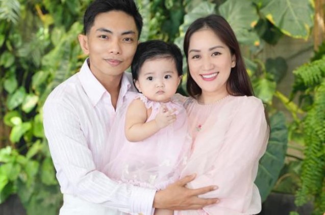 Kh&#xE1;nh Thi gi&#x1EA3;m c&#xE2;n xu&#x1EA5;t hi&#x1EC7;n xinh &#x111;&#x1EB9;p trong sinh nh&#x1EAD;t &#xE1;i n&#x1EEF;, nh&#xEC;n qu&#xE0; &#x111;&#x1EE7; bi&#x1EBF;t b&#xEA;n ch&#x1ED3;ng c&#x1B0;ng c&#x1EE1; n&#xE0;o