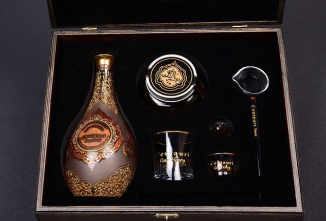 Thứ 'vàng lỏng' giá lên tới 27 tỷ đồng/kg, một năm chỉ thu hoạch được một lần từ hang động có độ cao 2.500m