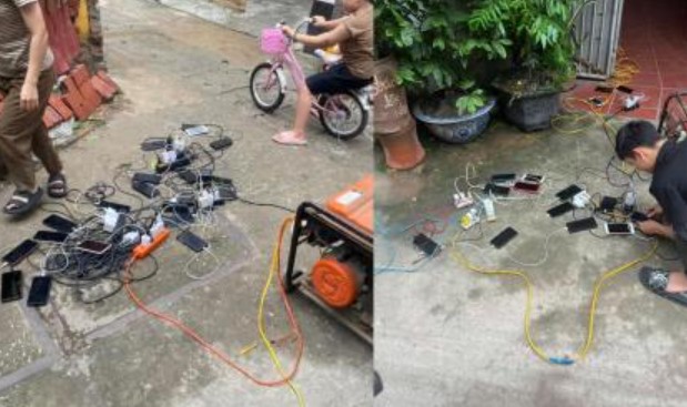 Hình ảnh đẹp mùa mưa lũ: Một nhà có máy nổ, cả ngõ mang điện thoại tới sạc