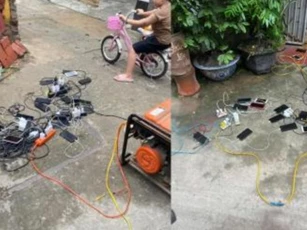 Hình ảnh đẹp mùa mưa lũ: Một nhà có máy nổ, cả ngõ mang điện thoại tới sạc