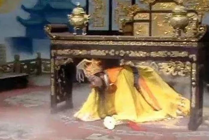 Tây Du Ký 1986: Dù đứng đầu Tam giới, tại sao khi Tôn Ngộ Không đại náo thiên cung, Ngọc Hoàng lại sợ hãi đến trốn cả vào gầm bàn?