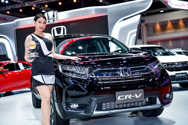 Vẻ đẹp của người mẫu bên xe Honda CR-V.