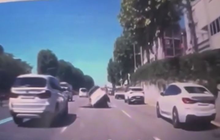 CLIP: Đang di chuyển trên đường, chiếc ô tô bất ngờ rơi vào 'hố tử thần'