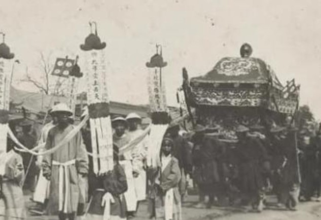 Tại sao quan tài lại lớn hơn ở một đầu và nhỏ hơn ở đầu kia? Có độ chính xác nào không?