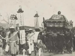Tại sao quan tài lại lớn hơn ở một đầu và nhỏ hơn ở đầu kia? Có độ chính xác nào không?