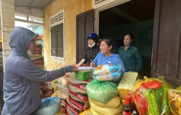 Một điểm quyên góp hàng cứu trợ miền Bắc vượt qua bão lũ.