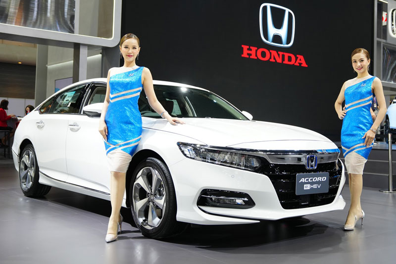 Nhan sắc mỹ miều của các người mẫu bên xe Honda Accord