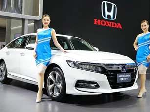 Nhan sắc mỹ miều của các người mẫu bên xe Honda Accord