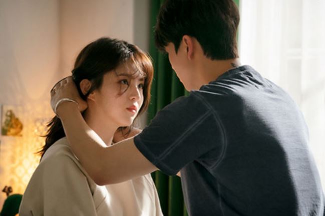 Gái U20 'cắn răng' lấy chồng già để trừ nợ, ai ngờ đêm tân hôn cô dâu chết sững với màn ‘lộ mặt’ trong bóng đêm