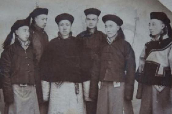 20.000 con cháu hoàng tộc nhà Thanh đổi thành họ gì sau khi triều đại sụp đổ?