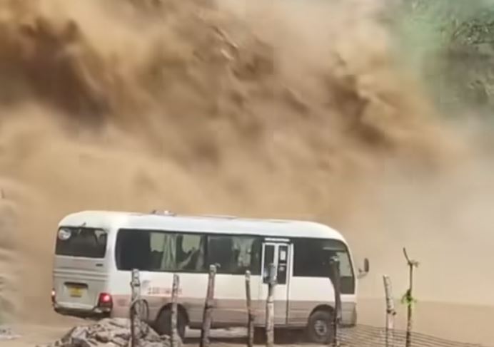 CLIP: Bất chấp dòng nước lũ chảy xiết, tài xế xe khách vẫn liều lĩnh định băng qua 