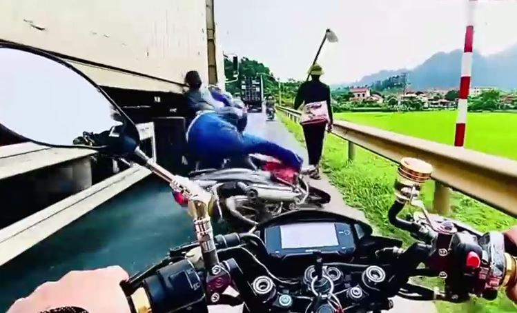 CLIP: Người đi xe máy may mắn thoát chết khi va chạm với xe container