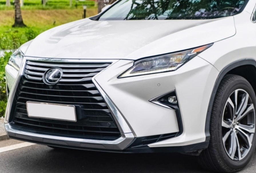 Lexus RX 350 lăn bánh 8 năm lên sàn xe cũ với giá khó tin
