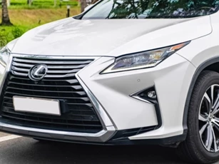 Lexus RX 350 lăn bánh 8 năm lên sàn xe cũ với giá khó tin