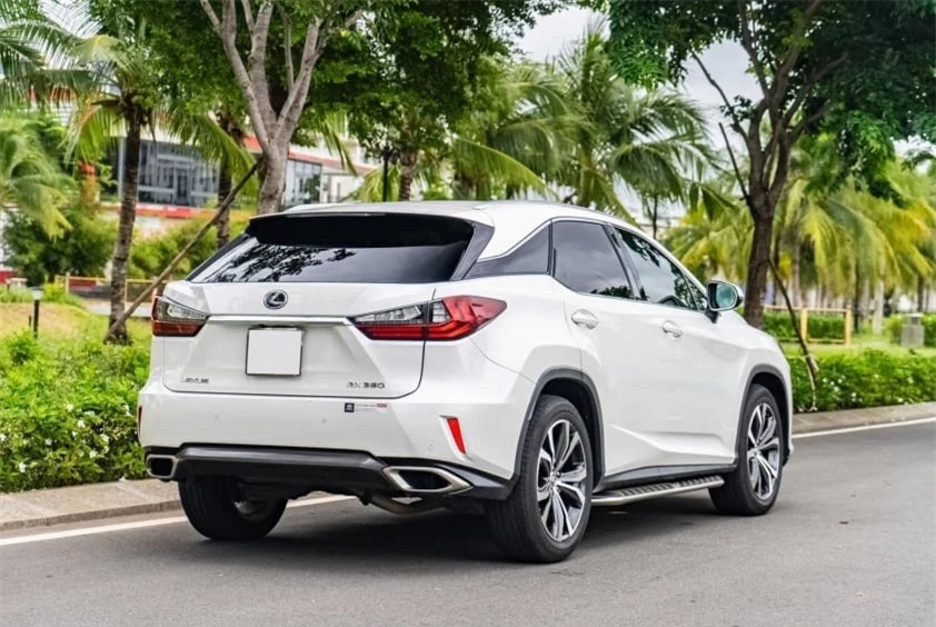 Lexus RX 350 2016 lăn bánh 8 năm lên sàn xe cũ với giá khó tin 526384